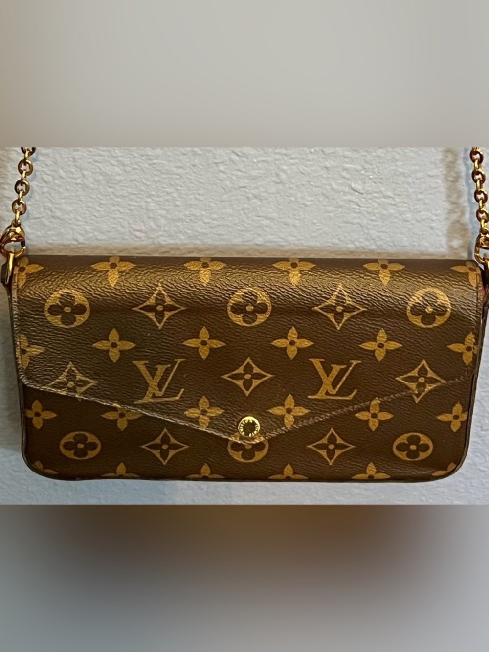 🔥 Authentic Louis Vuitton Monogram Bag – Good Condition – Fits iPhone Pro Max 🔥